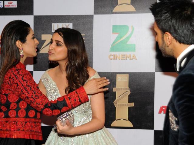 Bollywood actors Sophie Choudry and Parineeti Chopra greet each other as Ranveer Singh looks on at Zee Cine Awards ceremony in Mumbai. (AFP) 