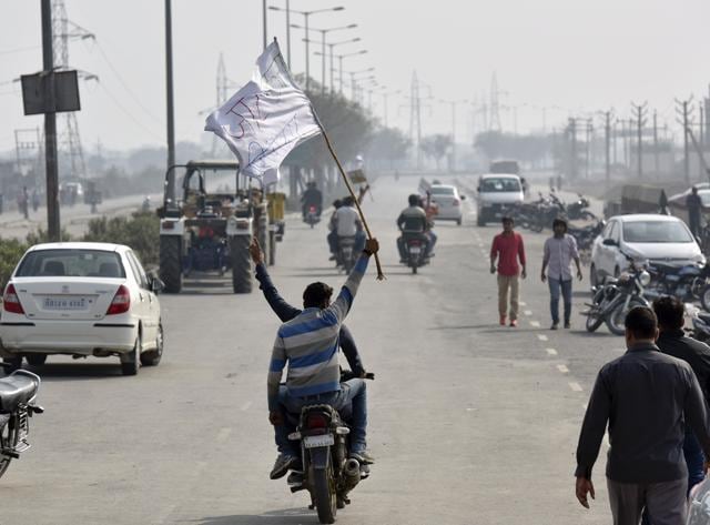 Jat community members protest demanding reservation, in Bahadurgarh. (Ravi Choudhary/HT Photo) Jat community members protest demanding reservation, in Bahadurgarh. (Ravi Choudhary/HT Photo)