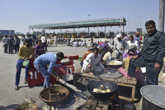 Protesters blocked highways in Haryana to continue their demand for reservation under the OBC category. Curfew has not been lifted from Rohtak, epicentre of the Jat quota agitation. (Ravi Choudhary/HT Photo) Protesters blocked highways in Haryana to continue their demand for reservation under the OBC category. Curfew has not been lifted from Rohtak, epicentre of the Jat quota agitation. (Ravi Choudhary/HT Photo)