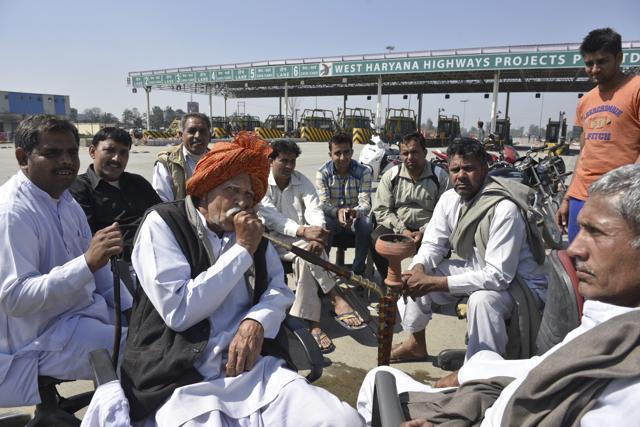 Protestors sit on the Rohtak road in Sampla, adversely affecting any vehicular movement. (Ravi Choudhary/HT Photo) Protestors sit on the Rohtak road in Sampla, adversely affecting any vehicular movement. (Ravi Choudhary/HT Photo)