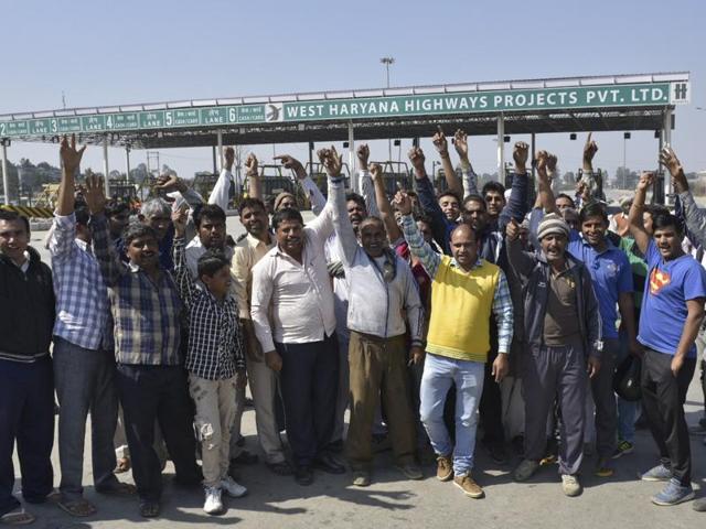 Jat protestors occupied the Rohtak Road in Sampla in an effort to revive the protests after a brief period of calm. (Ravi Choudhary/HT Photo) Jat protestors occupied the Rohtak Road in Sampla in an effort to revive the protests after a brief period of calm. (Ravi Choudhary/HT Photo)