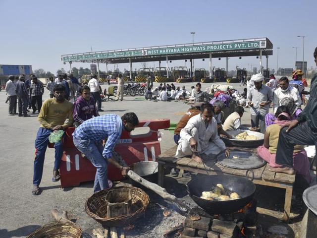 Jat quota protestors at the Rohtak road in Sampla on Monday.(Ravi Choudhary/HT)