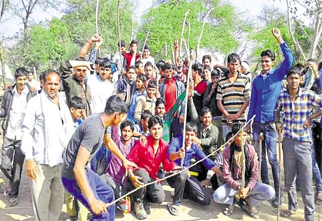 The road blockade at Echera village on the Nadbai-Januthar road in Bharatpur district on Sunday. (HT photo)