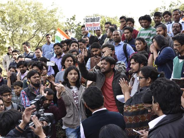 JNU students marching in support of JNUSU president Kanhaiya Kumar. A former member of the faculty at the university has criticised the vice chancellor for allowing the situation to degenerate into chaos.(Vipin Kumar/ HT Photo)