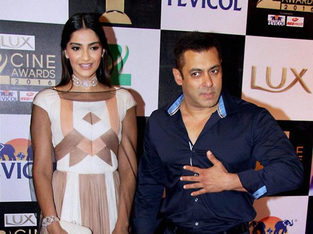Salman Khan poses with Sonam Kapoor at the Zee Cine Awards 2016. (PTI) 