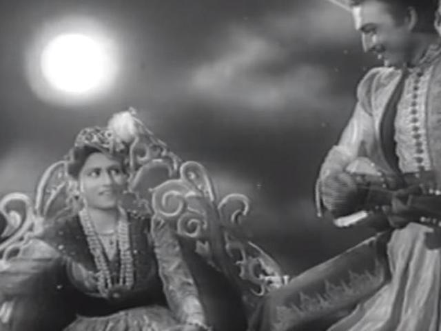 Madhubala was also seen in AR Kardar’s Dulaari (1949). (Youtube grab)