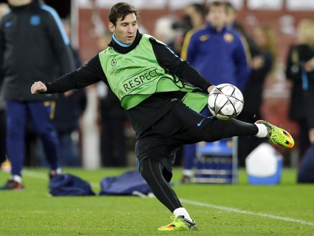 Barcelona's Luis Suarez, Javier Mascherano and Gerard Pique, attend a training session at Emirates Stadium.(AP Photo)