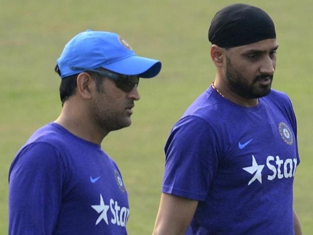 Indian cricket captain Mahendra Singh Dhoni (R) and teammate Virat Kohli during a training session at the Khan Shaheb Osman Ali Stadium in Fatullah on February 23, 2016. (AFP Photo) Indian cricket captain Mahendra Singh Dhoni (R) and teammate Virat Kohli during a training session at the Khan Shaheb Osman Ali Stadium in Fatullah on February 23, 2016. (AFP Photo)