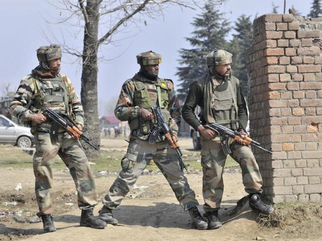 Army soldiers take up defensive positions near the site of the attack. (Waseem Andrabi/ HT Photo) Army soldiers take up defensive positions near the site of the attack. (Waseem Andrabi/ HT Photo)