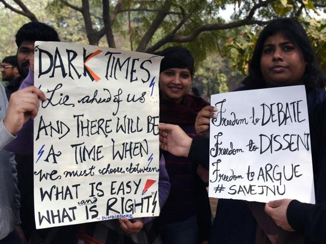 JNU students protest against Kanhaiya Kumar’s arrest at JNU campus on Thursday.(Sushil Kumar/HT)