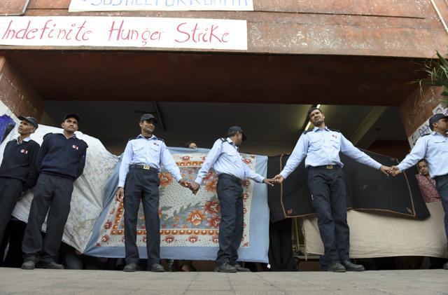 Security guards form a chain around a JNU building where students accused of sedition have taken shelter. (Sushil Kumar/ HT photo) Security guards form a chain around a JNU building where students accused of sedition have taken shelter. (Sushil Kumar/ HT photo)
