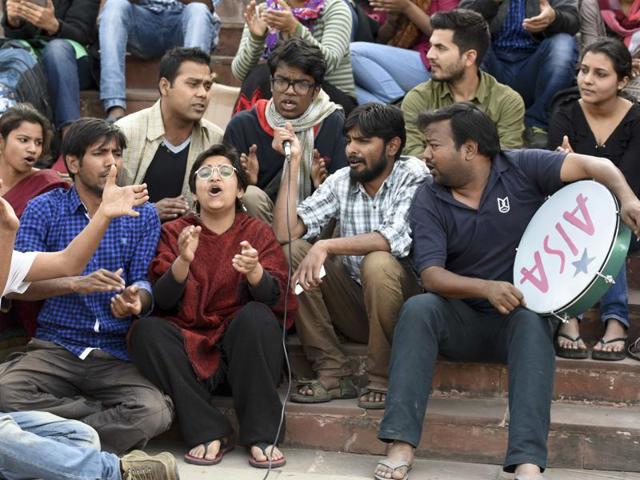JNUSU supporters protest in front of a gathering in front of Admin Building in New Delhi . (Vipin Kumar /HT Photo) JNUSU supporters protest in front of a gathering in front of Admin Building in New Delhi . (Vipin Kumar /HT Photo)