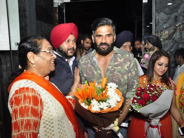 Residents welcoming actor Suniel Shetty in Ludhiana.(SIKANDER SINGH CHOPRA/HT)
