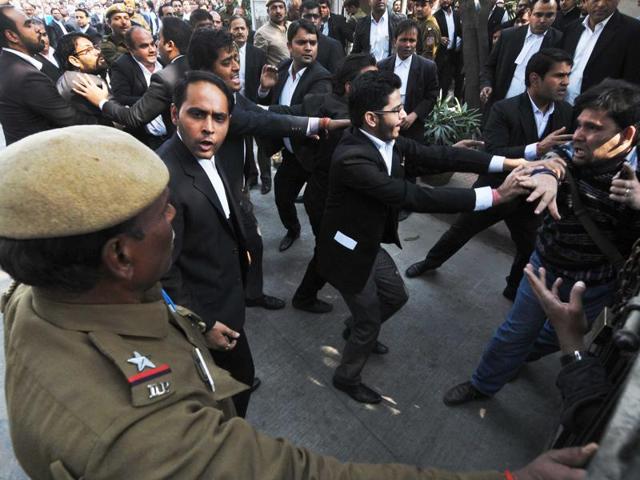 Lawyers raise the Indian flag and shout slogans at Patiala House Court, in New Delhi. (HT Photo) Lawyers raise the Indian flag and shout slogans at Patiala House Court, in New Delhi. (HT Photo)