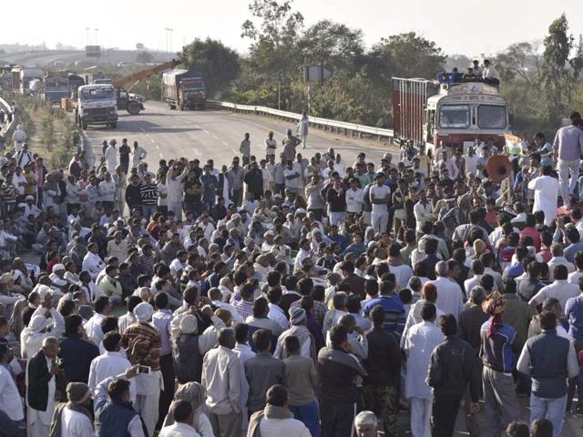 Jat protesters block the road at Shapla village as they protest demanding reservation in government services, in Haryana, India, on Monday.(Hindustan Times) Jat protesters block the road at Shapla village as they protest demanding reservation in government services, in Haryana, India, on Monday.(Hindustan Times)