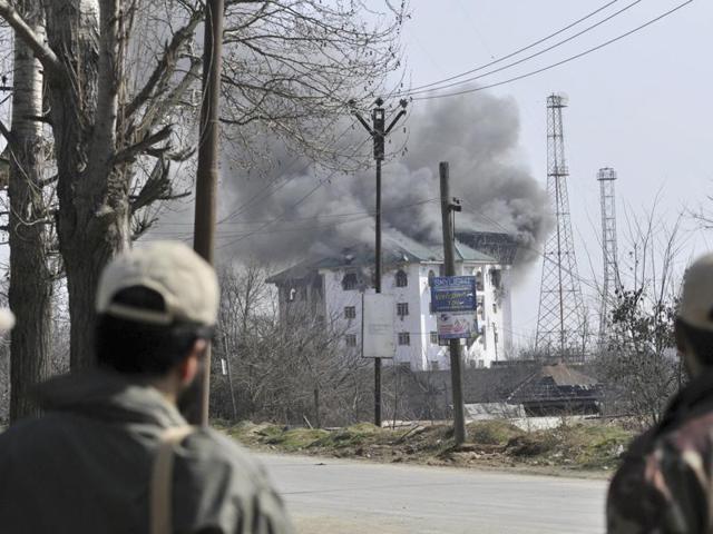 Soldiers stand guard near the encounter site in Pampore. (Waseem Andrabi/HT) Soldiers stand guard near the encounter site in Pampore. (Waseem Andrabi/HT)