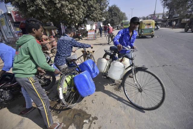 People are facing a water crisis at Najafgarh in New Delhi. (Arun Sharma/HT Photo)