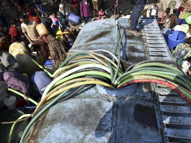 The situation is especially bad for the most people living in Delhi slums or riverside shanties, where many rely on sewage-tainted river water, leaks from broken pipes or deliveries by municipal water trucks.(Vipin Kumar/HT Photo)