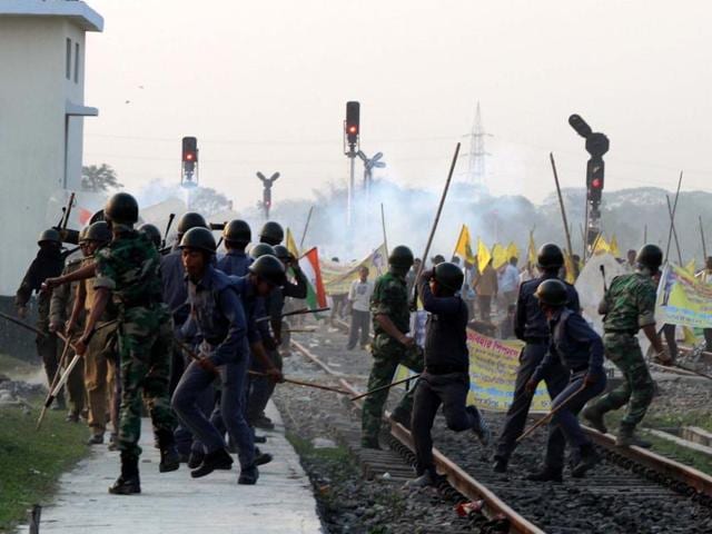 Cops try to control activists during the rail roko stir on Tuesday. (Bikram Sashanker) Cops try to control activists during the rail roko stir on Tuesday. (Bikram Sashanker)
