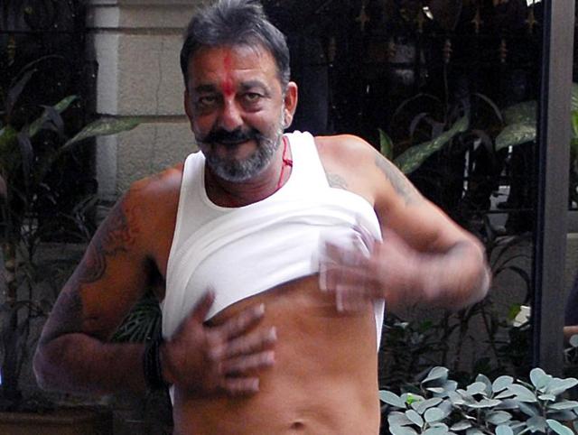 Sanjay Dutt arrives at his Bandra resident in 2014 after securing 14-days parole. The actor showed how much weight he had lost in jail. (HT Photo) 
