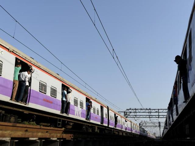 Parallel tracks: Commuters on local trains at Bandra station.  (Satish Bate/HT Photo) 
