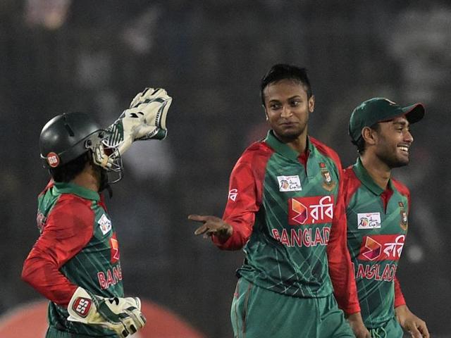 Bangladesh’s Shakib Al Hasan (C) celebrates with teammates after the dismissal of Yuvraj Singh. (AFP Photo) Bangladesh’s Shakib Al Hasan (C) celebrates with teammates after the dismissal of Yuvraj Singh. (AFP Photo)