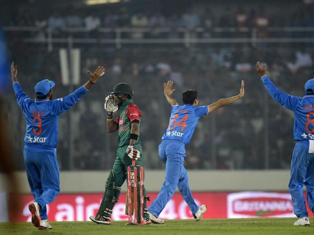 India’s Ashish Nehra (C) unsuccessfully appeals for a Leg Before Wicket (LBW) decision against Bangladesh batsman Sabbir Rahman (2L). (AFP Photo) India’s Ashish Nehra (C) unsuccessfully appeals for a Leg Before Wicket (LBW) decision against Bangladesh batsman Sabbir Rahman (2L). (AFP Photo)