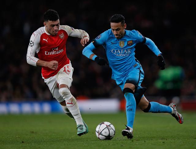 Arsenal's midfielder Alex Oxlade-Chamberlain (L) vies with Barcelona's forward Neymar. (AFP) Arsenal's midfielder Alex Oxlade-Chamberlain (L) vies with Barcelona's forward Neymar. (AFP)