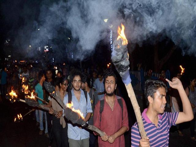 Jadavpur University students take out a rally in support of JNU students on Tuesday evening.(PTI photo)