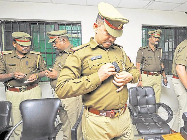 The police officers were able to download the video by connecting the camera to a computer using a USB cable. They said the quality of the video and sound was up to the mark.(Sunil Ghosh / Hindustan Times) The police officers were able to download the video by connecting the camera to a computer using a USB cable. They said the quality of the video and sound was up to the mark.(Sunil Ghosh / Hindustan Times)