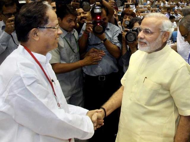 PM Narendra Modi and Assam CM Tarun Gogoi during a meeting of CMs and chief justices in New Delhi in 2015. (HT File Photo) PM Narendra Modi and Assam CM Tarun Gogoi during a meeting of CMs and chief justices in New Delhi in 2015. (HT File Photo)