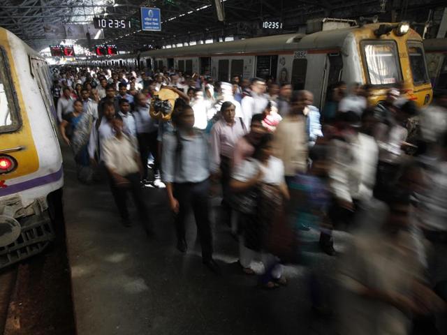 Thousands to serve: Commuters exiting local trains at the Chatrapati Shivaji Terminus. (Vijayanand Gupta/HT Photo) 