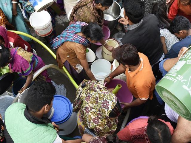 Several areas of the national capital continued to be hit by acute water shortage on Wednesday, with the normal water supply from Munak canal in Haryana yet to be restored.(Saumya Khandelwal/HT Photo)