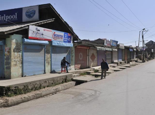 Shops – except for a few fruit-sellers – offices and business establishments were all shut when the HT visited the town on Thursday. (Waseem Andrabi/HT Photo) Shops – except for a few fruit-sellers – offices and business establishments were all shut when the HT visited the town on Thursday. (Waseem Andrabi/HT Photo)