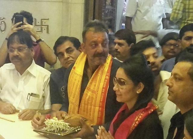 Sanjay Dutt at the Siddhivinayak temple after completing his prison term following his conviction in the 1993 Mumbai serial blasts case in Mumbai. (HT Photo)