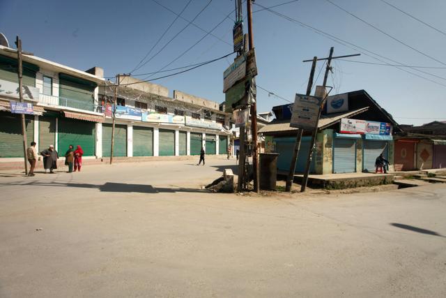 Superintendent of police Awantipora Mohammad Irshad confirmed the detention of Hurriyat leaders and added that “all is well in Pampore”. (Waseem Andrabi/HT Photo) Superintendent of police Awantipora Mohammad Irshad confirmed the detention of Hurriyat leaders and added that “all is well in Pampore”. (Waseem Andrabi/HT Photo)