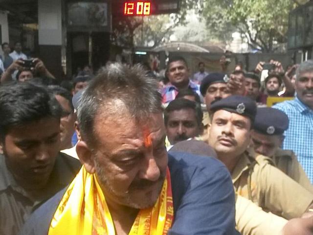 Sanjay Dutt at Siddhivinayak Temple, Mumbai after his release from Yerwada jail in Pune on Thursday.  (Anshuman Poyrekar/ HT Photo) 