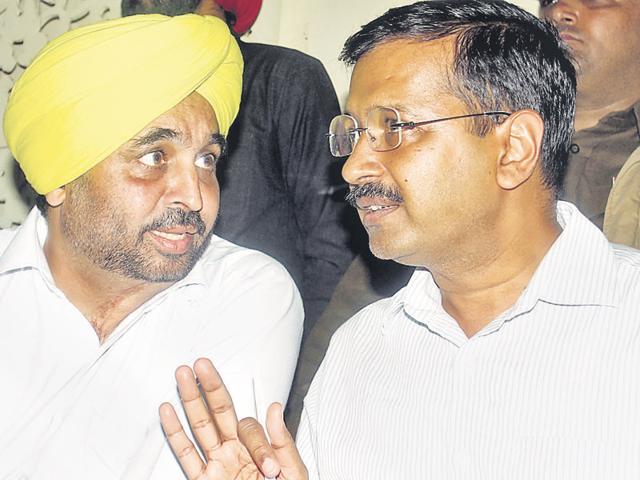 AAP chief Arivnd Kejriwal and Sangrur MP Bhagwant Mann during the public meeting at Sunam in Sangrur.(Bharat Bhushan/HT Photo) AAP chief Arivnd Kejriwal and Sangrur MP Bhagwant Mann during the public meeting at Sunam in Sangrur.(Bharat Bhushan/HT Photo)