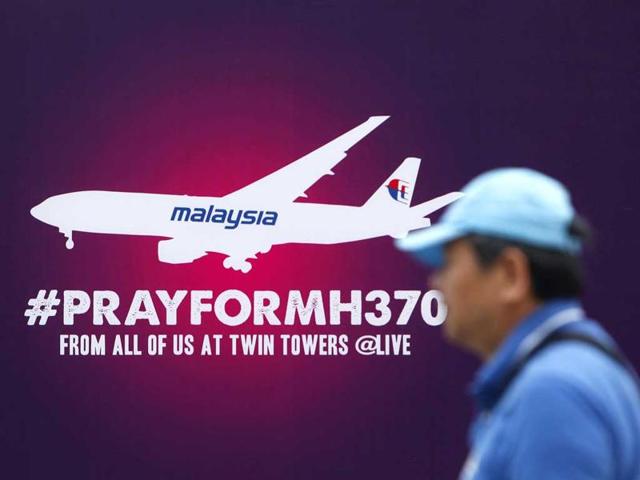 French gendarmes and police carry a large piece of plane debris which was found on the beach in Saint-Andre, on the French Indian Ocean island of La Reunion.(REUTERS)