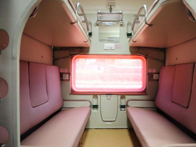 Railways newly-built model coaches have LED reading lights, snacks table in side berths, spacious seats, fire extinguishers on both sides, a green toilet system and floors painted like a carpet. (Mujeeb Faruqui/HT) Railways newly-built model coaches have LED reading lights, snacks table in side berths, spacious seats, fire extinguishers on both sides, a green toilet system and floors painted like a carpet. (Mujeeb Faruqui/HT)