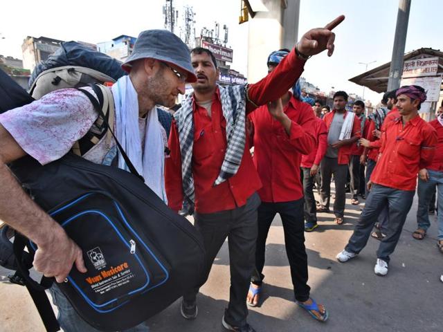 Railway porters at New Delhi railway station seek to assist a passenger. Porters will now be known as ‘sahayaks’, not coolies. (Raj K Raj/ HT Photo) Railway porters at New Delhi railway station seek to assist a passenger. Porters will now be known as ‘sahayaks’, not coolies. (Raj K Raj/ HT Photo)