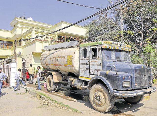 Residents in DLF City Phase 1 paid Rs 1,000 for a 500-litre tanker, which otherwise costs Rs 500, on Wednesday. (Abhinav Saha/HT Photo)