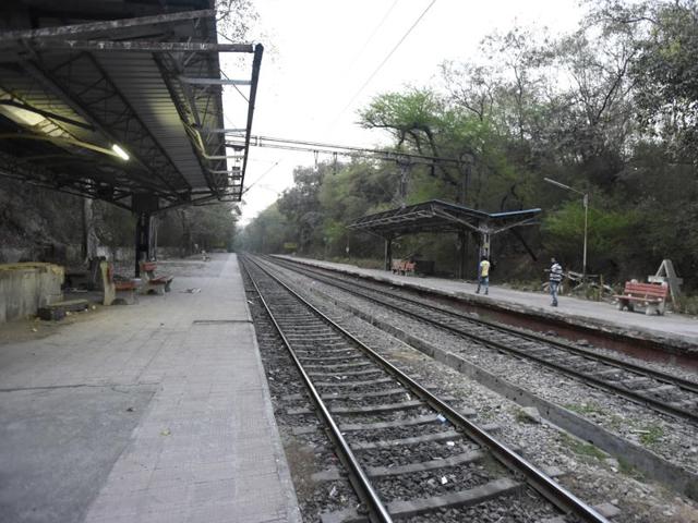 Though Prabhu did not announce any new trains for the state or increase the frequency of existing trains, he sanctioned two new railway lines.(Mujeeb Faruqui/ HT photo) Though Prabhu did not announce any new trains for the state or increase the frequency of existing trains, he sanctioned two new railway lines.(Mujeeb Faruqui/ HT photo)