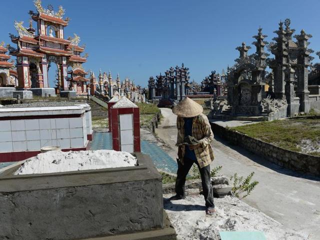 A worker building a grave at another cemetery. Though Vietnam is officially an atheist state thanks to its communist rulers, it has been deeply influenced by Confucius and Buddhist thoughts, and many people take ancestor worship seriously. (AFP) 