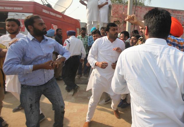 Youth Congress workers started raising slogans against Kejriwal and a clash ensued in Fazilka. (HT Photo)