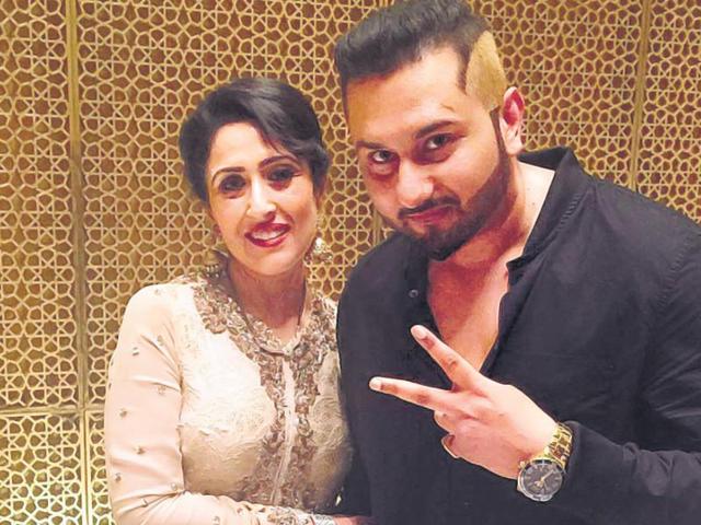 Rapper Yo Yo Honey Singh with filmmaker Rajee Shinde in New Delhi. (HT) 