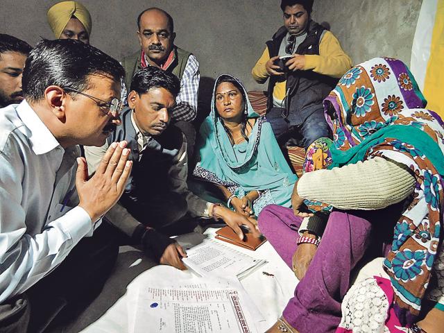 Delhi chief minister Arvind Kejriwal with the parents of Bhim Sain Tonk in Abohar on Friday. (Ravi Kumar/HT Photo)