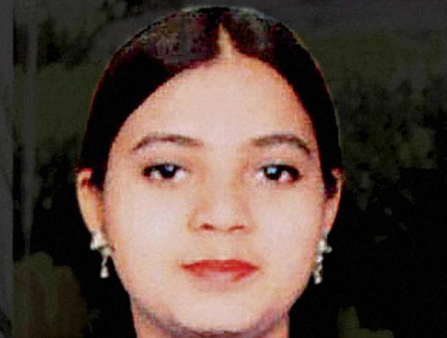 A decision to omit 19-year-old Mumbai resident Ishrat Jahan’s possible links with terror outfit Lashkar-eTaiba (LeT) in a home ministry affidavit was taken at the political level, former home secretary GK Pillai said on Thursday(PTI)