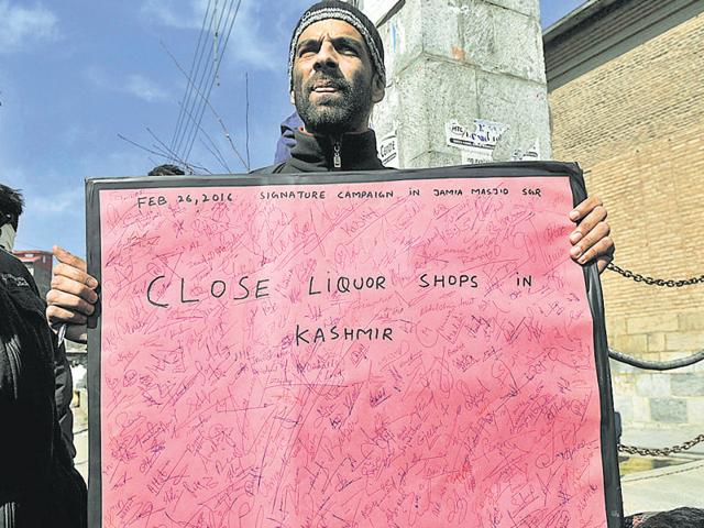Saamiullah, an autorickshaw driver by profession, who moonlights as an activist, urged, “The liquor shops in Kashmir should be shut. If you believe in that please sign on this paper.” (Waseem Andrabi/ HT Photo) Saamiullah, an autorickshaw driver by profession, who moonlights as an activist, urged, “The liquor shops in Kashmir should be shut. If you believe in that please sign on this paper.” (Waseem Andrabi/ HT Photo)