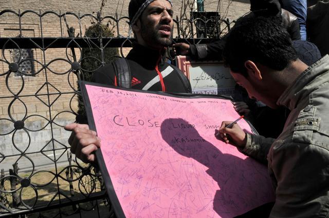 “Many people die due to alcoholism every year, there is data. There is nothing religious about my protest. It’s only for the health of Kashmiris. I demand these shops be shut down,” Saamiullah, a resident of the Chattabal area of Srinagar, said. (Waseem Andrabi/HT Photo) “Many people die due to alcoholism every year, there is data. There is nothing religious about my protest. It’s only for the health of Kashmiris. I demand these shops be shut down,” Saamiullah, a resident of the Chattabal area of Srinagar, said. (Waseem Andrabi/HT Photo)